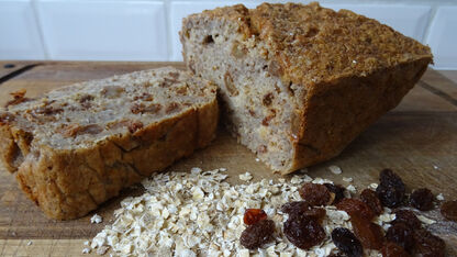 Oatmeal cake with raisins and muesli