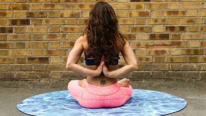 4x yoga exercises that help against back pain